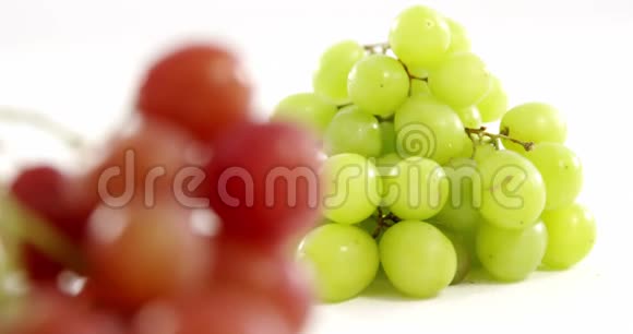 绿色和红色葡萄束的特写视频的预览图