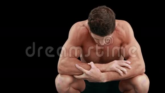 手臂交叉向下看的肌肉男视频的预览图