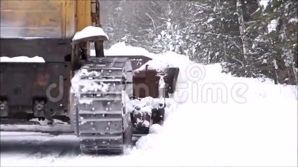 清除路上的积雪履带拖拉机平地机清除路面积雪视频的预览图