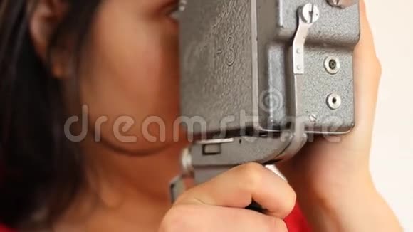 女孩在老式卷轴相机上拍摄视频的预览图