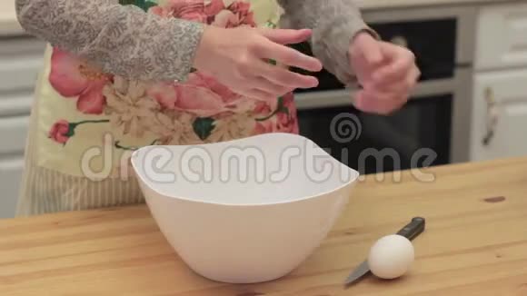女人的手打破一个鸡蛋视频的预览图