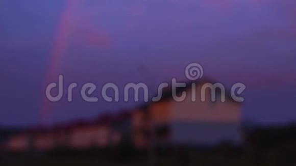 城市别墅上的傍晚彩虹视频的预览图