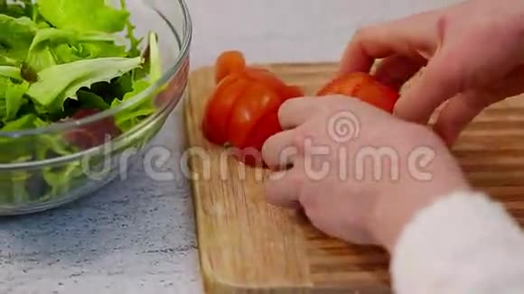 玻璃碗里的新鲜蔬菜沙拉视频的预览图