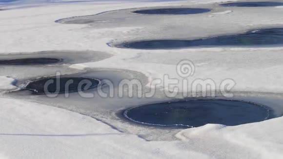 湖面上覆盖着一个冰洞里面有水视频的预览图