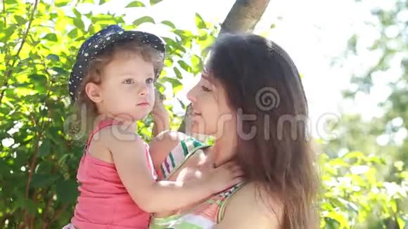 女孩在户外亲吻快乐的母亲视频的预览图