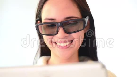 亚洲女人微笑着面对情绪戴着眼镜视频的预览图