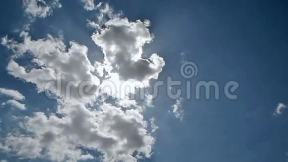 太阳躲在云层后面露出视频的预览图