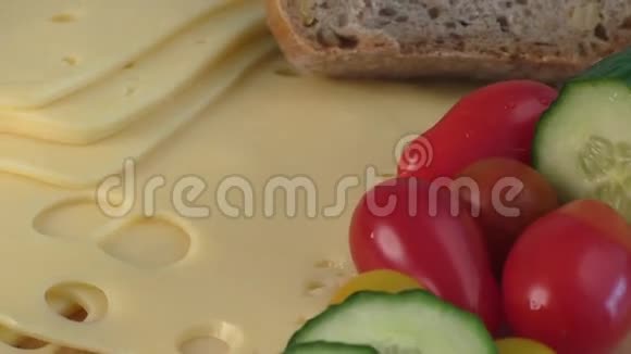 在木板上切片美味的薏米干酪视频的预览图
