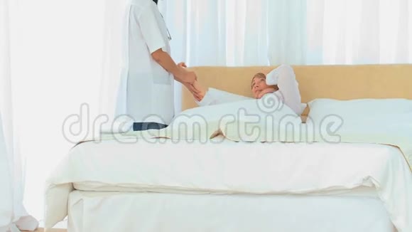 中国护士探视她的病人视频的预览图