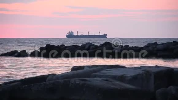 海上日落船的轮廓视频的预览图