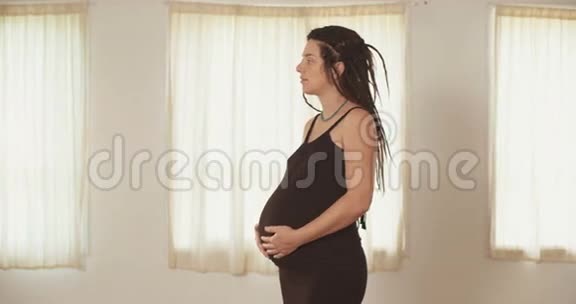 穿裙子的孕妇视频的预览图