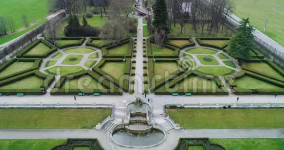 捷克共和国CeskyKrumlov花园和喷泉的美丽鸟瞰图视频的预览图