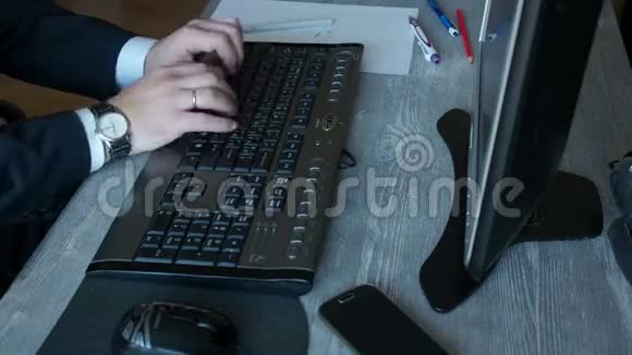 男人用手在电脑键盘上打字视频的预览图