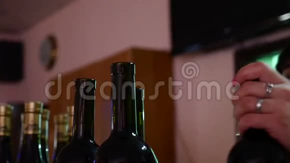 酒吧开瓶器上的酒保打开视频酒视频的预览图