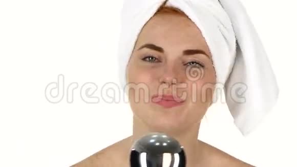 年轻女子在淋浴下唱歌关门视频的预览图