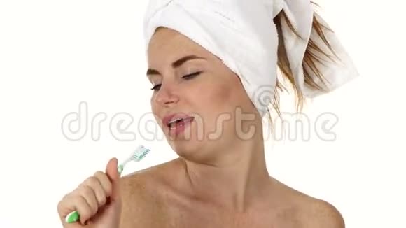 漂亮的女人对着牙刷唱歌关门视频的预览图