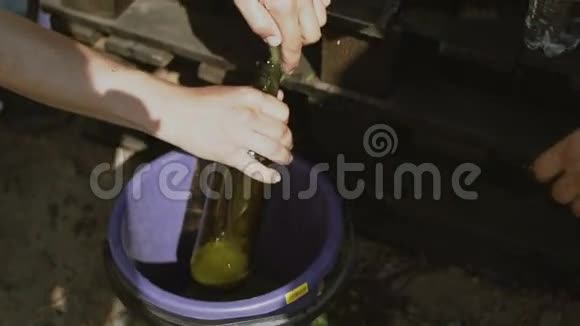 自制葡萄酒在瓶子里倒酒视频的预览图