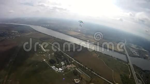 伞兵飞行在绿野之上河流极端活跃的运动肾上腺素视频的预览图