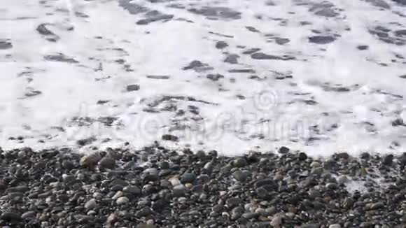 海浪冲刷卵石海滩视频的预览图