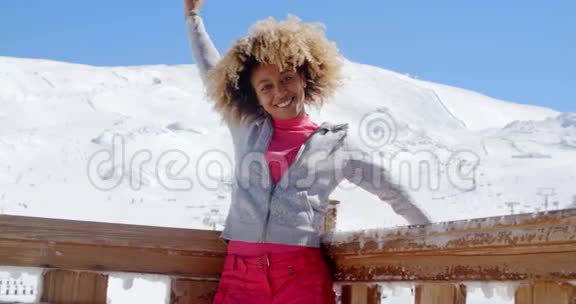 年轻女子庆祝冬季视频的预览图
