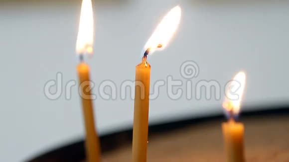 三支蜡烛穿过黑暗视频的预览图