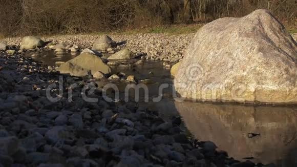 太阳中的小溪流水岩石视频的预览图