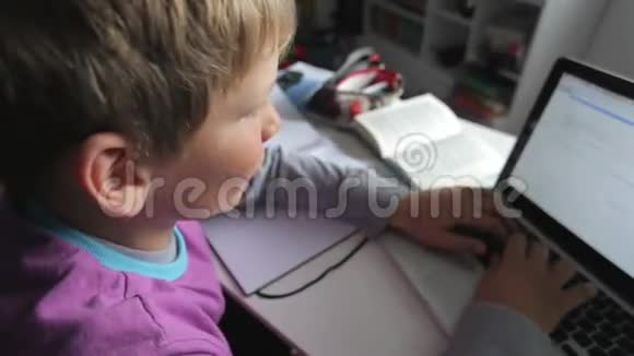 在卧室用笔记本电脑学习的男孩视频的预览图
