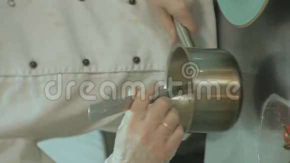 垂直视频厨师为服务准备一道菜烹饪理念视频的预览图