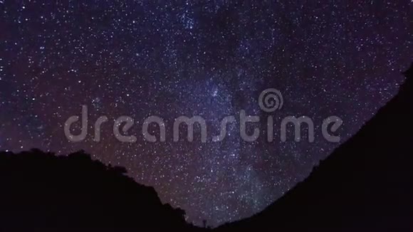 星迹时间消失在轮廓山的前景视频的预览图