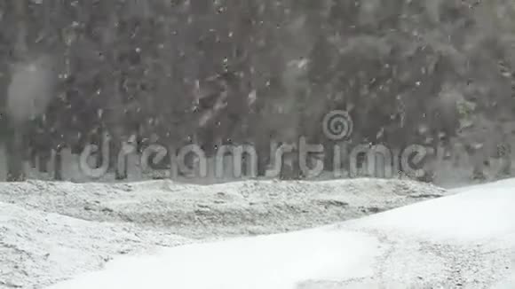 郊区的路上有脏雪和汽车视频的预览图