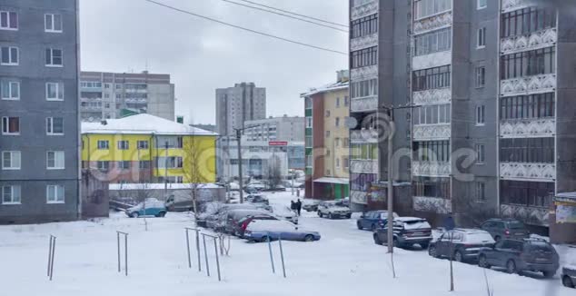 城市院子在冬季时间推移视频的预览图