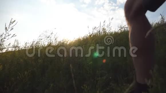 一群年轻人在蓝天上空的青山上奔跑背景是太阳耀斑男运动员正在慢跑视频的预览图