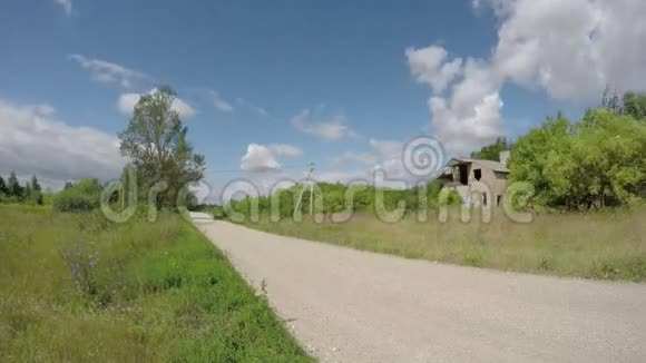 农村碎石路和废弃房屋遗址延时4K视频的预览图