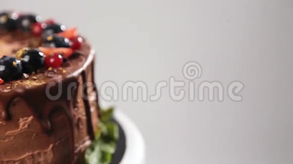 巧克力蛋糕和夏季浆果视频的预览图
