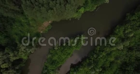 夏季一条小河的鸟瞰图视频的预览图