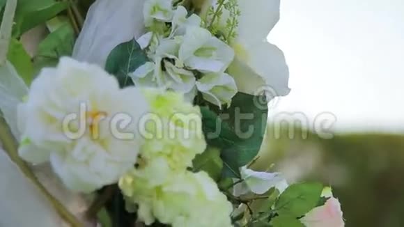 婚礼上鲜花装饰和装饰椅子视频的预览图
