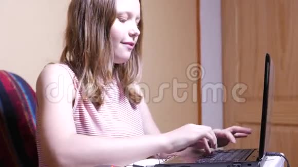 坐在笔记本电脑前的女孩视频的预览图