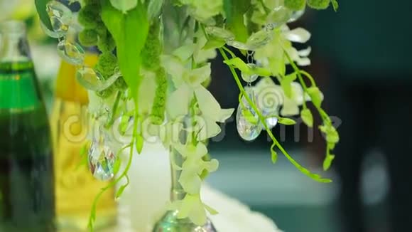 用精致的花朵装饰的蜡烛视频的预览图