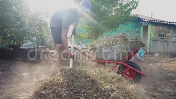 劳动男女园艺打扫草地园农业工作农夫把垃圾和草装在视频的预览图