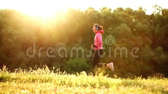 清晨在阳光明媚的黎明时分在池塘附近的公园里慢跑女孩正准备去马里亚诺带领一个健康的人视频的预览图