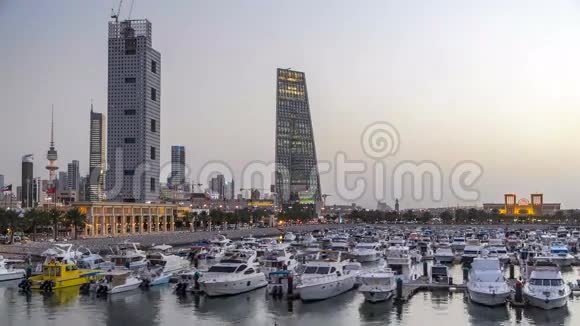 科威特SharqMarina的游艇和船只日夜不停中东科威特市视频的预览图