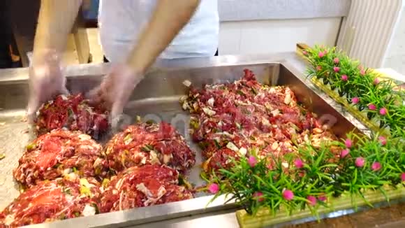 韩国釜山牛肉面馆的一名妇女正在做饭视频的预览图