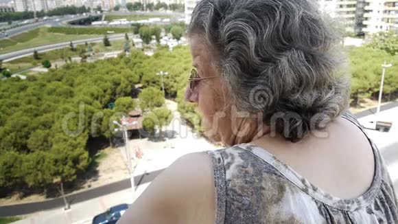 老退休的女人在看交通视频的预览图