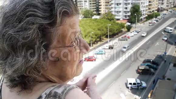 老退休的女人在看交通视频的预览图