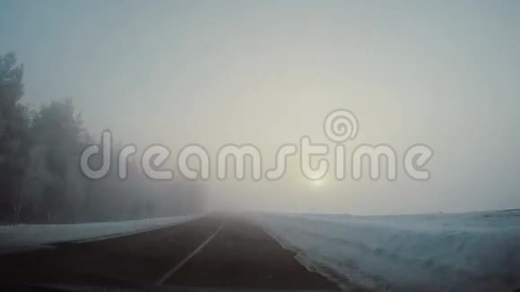 冬天在雾中驾驶汽车太阳透过雾照进来视频的预览图
