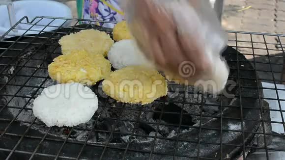 烧烤粘米盖鸡蛋炒在木炭烧烤筛上手工烹饪在泰国户外市场餐厅是阿西视频的预览图