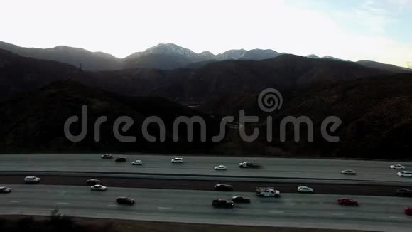 空中拍摄在岩石山脉和高速公路上视频的预览图