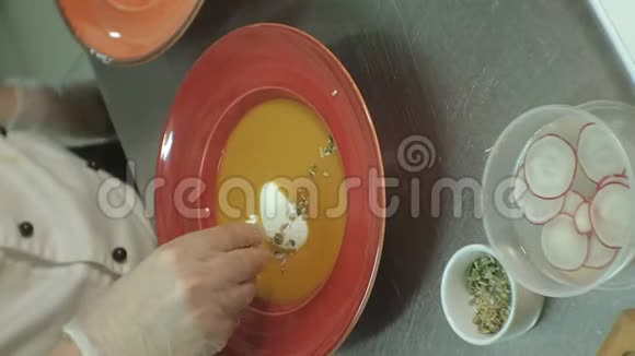 垂直视频厨师为服务准备一道菜烹饪理念视频的预览图