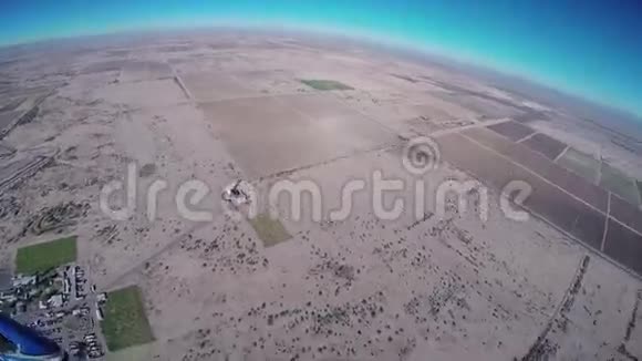 专业跳伞员在亚利桑那州桑迪上空的蓝天跳伞晴天视频的预览图