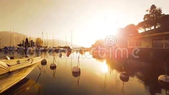 日落时码头湖滨船的鸟瞰图视频的预览图